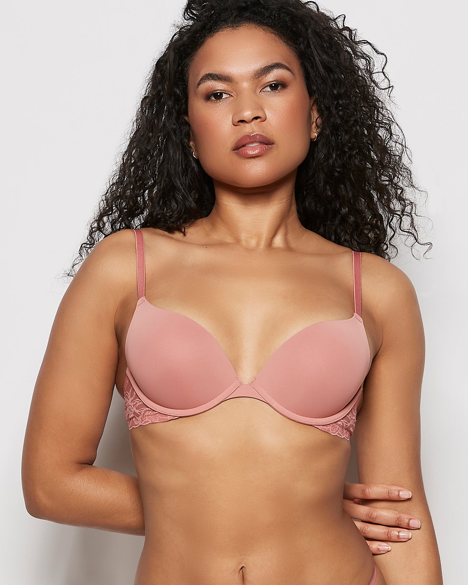 Soutien-gorge pigeonnant avec côté en dentelle rose pâle