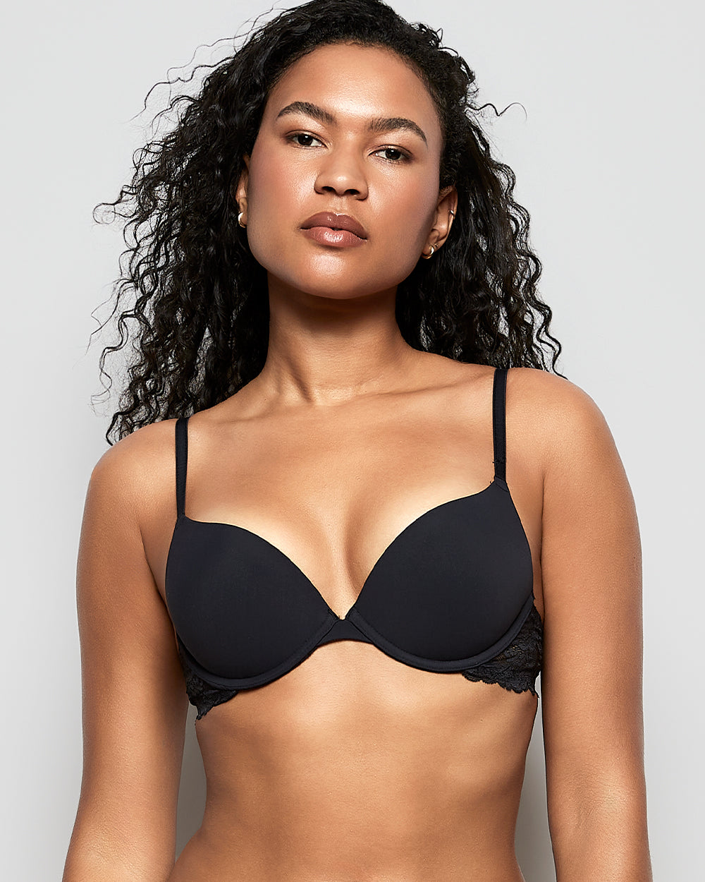 Soutien-gorge pigeonnant avec côté en dentelle noir